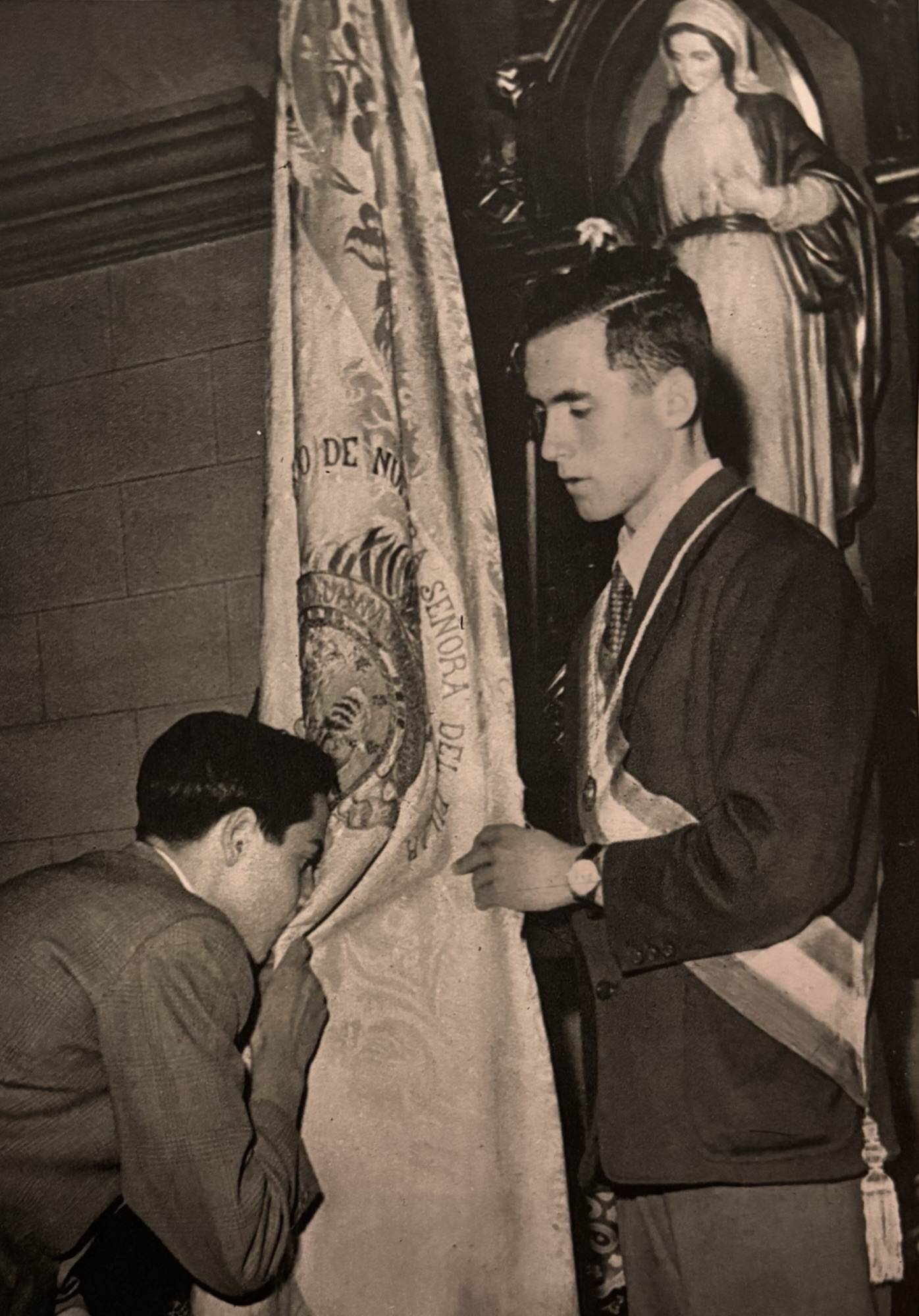 Ignacio Zabala como presidente de la Congregación recibiendo el juramento de los congregantes.