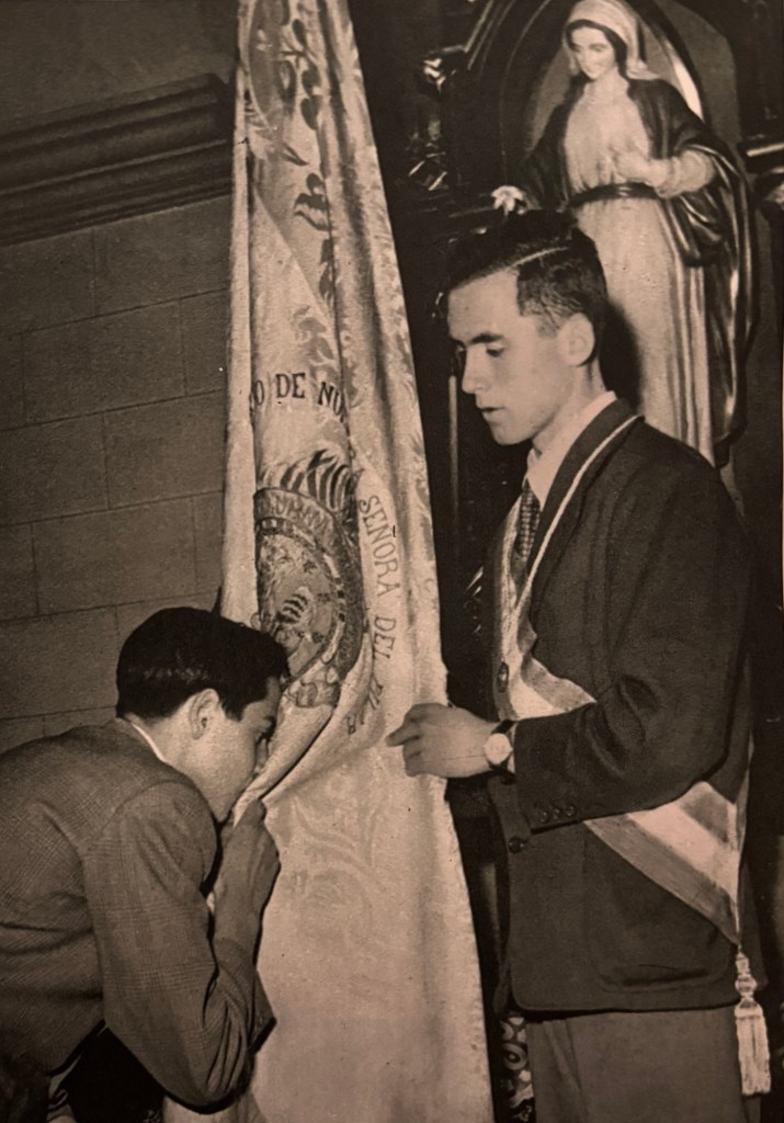 Ignacio Zabala como presidente de la Congregación recibiendo el juramento de los congregantes.